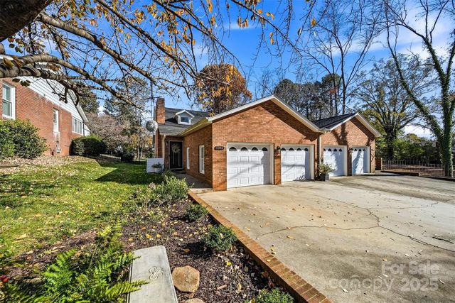 1042 1st Street NE, Hickory, NC 28601