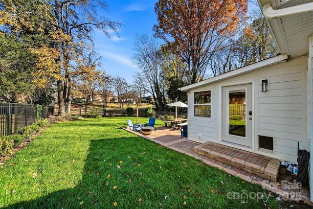 1042 1st Street NE, Hickory, NC 28601