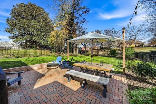 1042 1st Street NE, Hickory, NC 28601