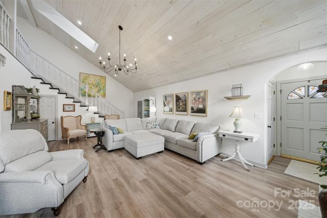 1042 1st Street NE, Hickory, NC 28601