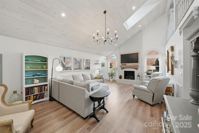 1042 1st Street NE, Hickory, NC 28601