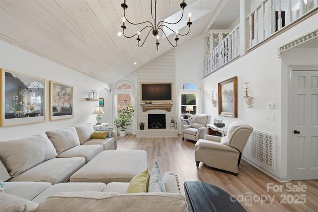 1042 1st Street NE, Hickory, NC 28601