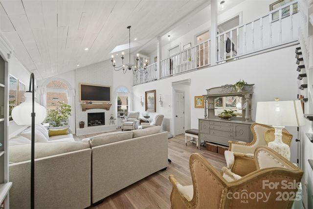 1042 1st Street NE, Hickory, NC 28601