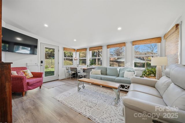 1042 1st Street NE, Hickory, NC 28601