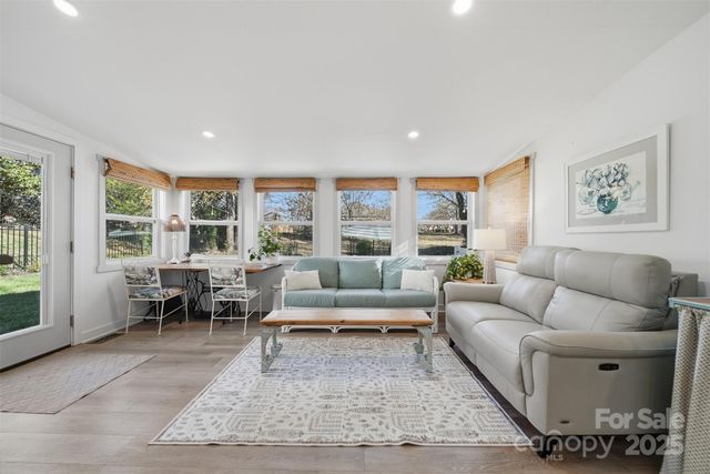 1042 1st Street NE, Hickory, NC 28601