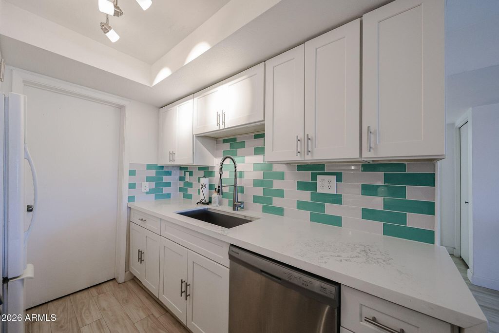 11032 N 28TH Drive 303, Phoenix, AZ 85029 — photo 4