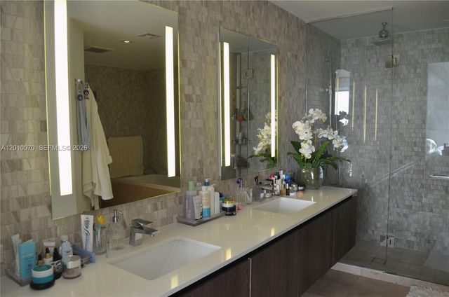 68 SE 6th St 2708, Miami, FL 33131