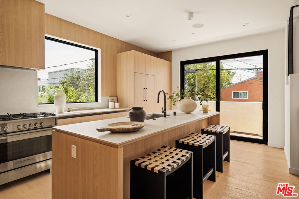 Image 10 of property listing at 1749 1/2 S Marvin Avenue, Los Angeles, CA 90019