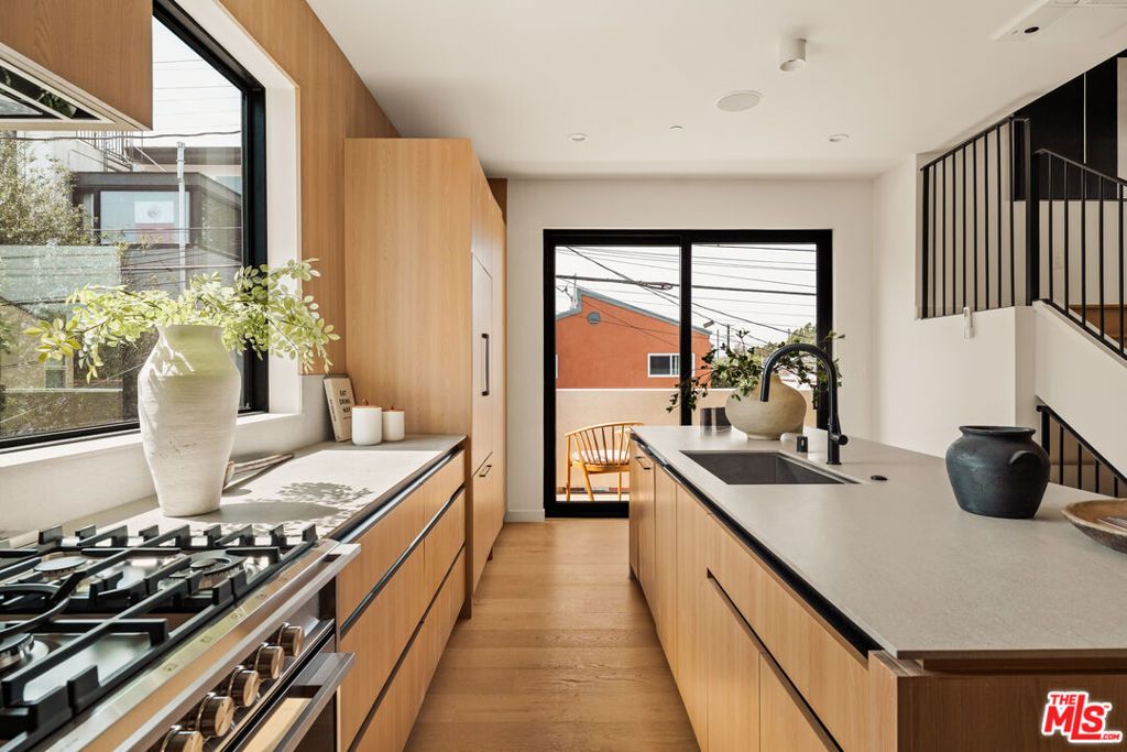 Image 11 of property listing at 1749 1/2 S Marvin Avenue, Los Angeles, CA 90019