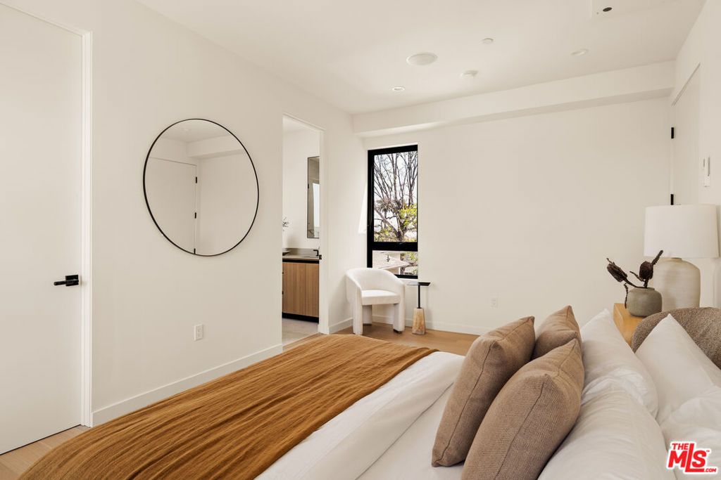 Image 13 of property listing at 1749 1/2 S Marvin Avenue, Los Angeles, CA 90019