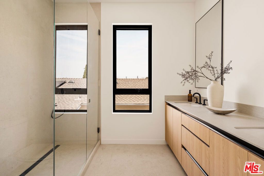 Image 14 of property listing at 1749 1/2 S Marvin Avenue, Los Angeles, CA 90019