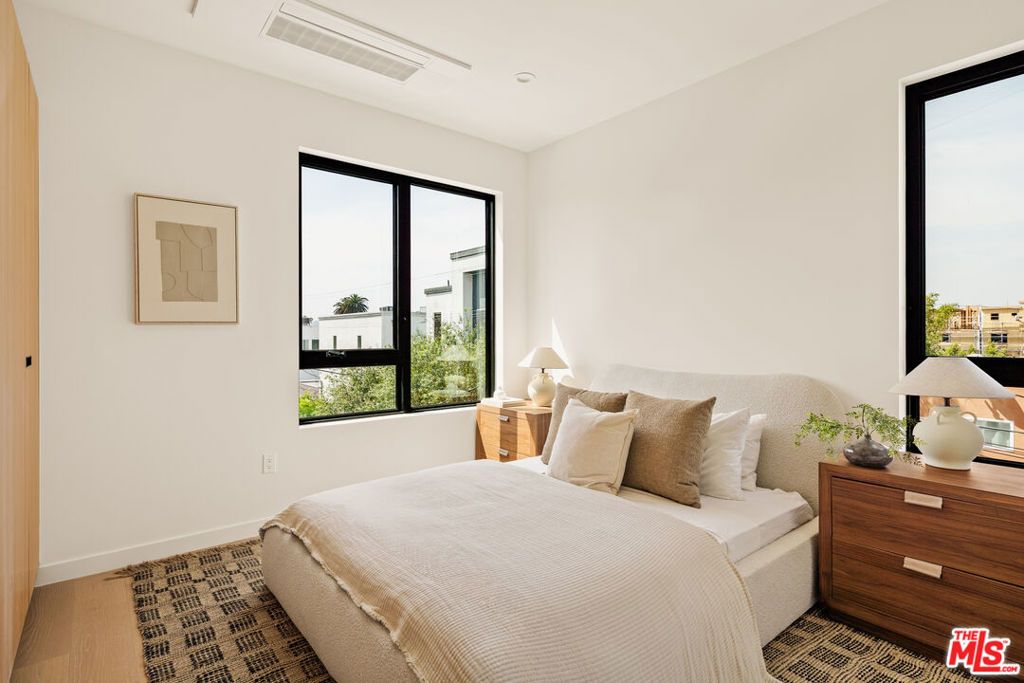 Image 17 of property listing at 1749 1/2 S Marvin Avenue, Los Angeles, CA 90019