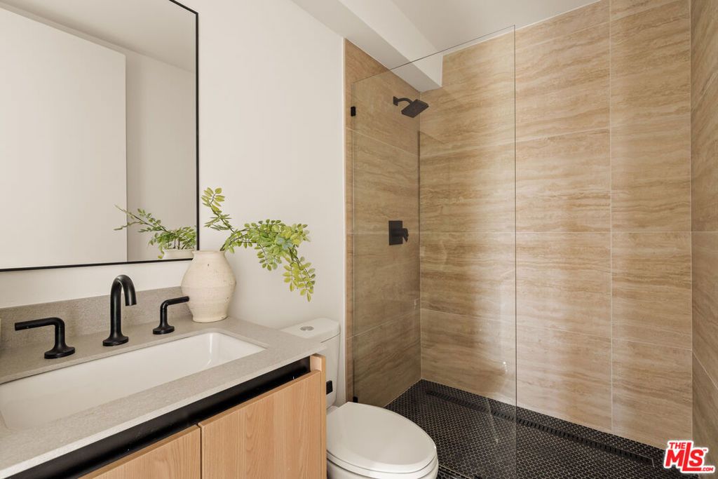 Image 18 of property listing at 1749 1/2 S Marvin Avenue, Los Angeles, CA 90019