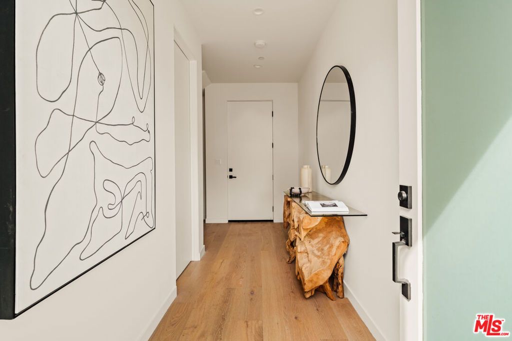 Image 2 of property listing at 1749 1/2 S Marvin Avenue, Los Angeles, CA 90019