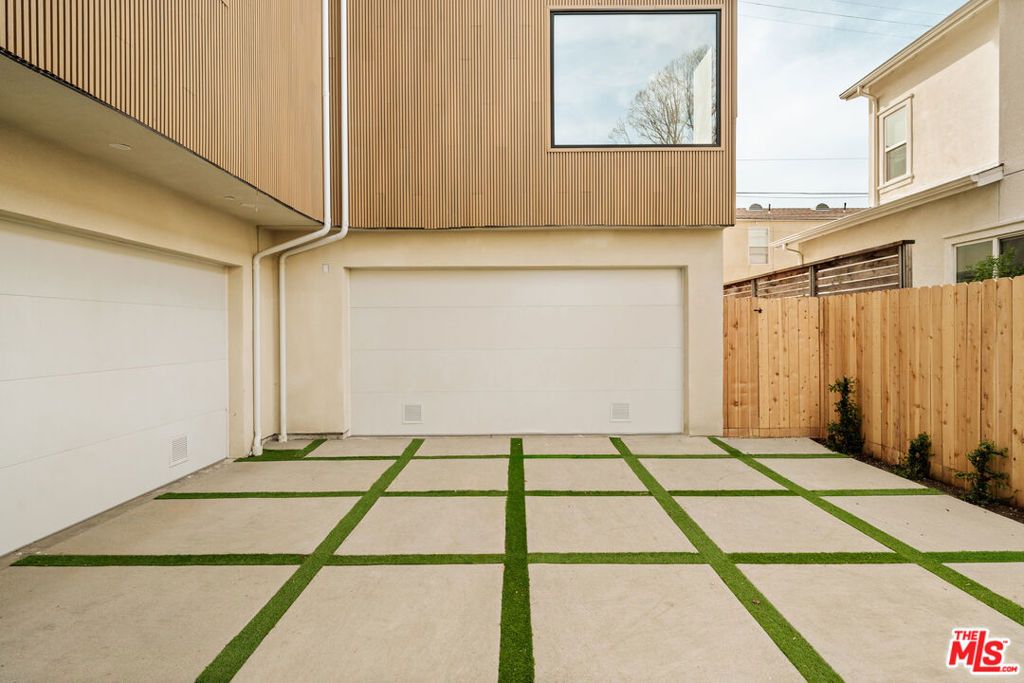 Image 20 of property listing at 1749 1/2 S Marvin Avenue, Los Angeles, CA 90019