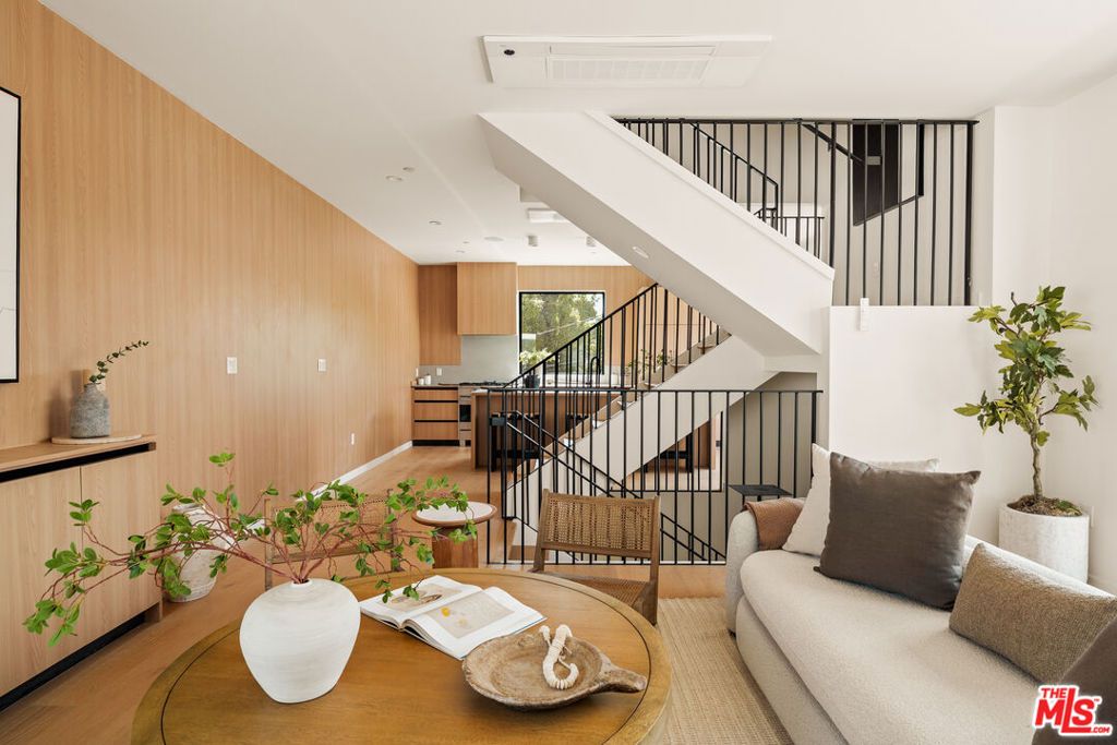 Image 6 of property listing at 1749 1/2 S Marvin Avenue, Los Angeles, CA 90019