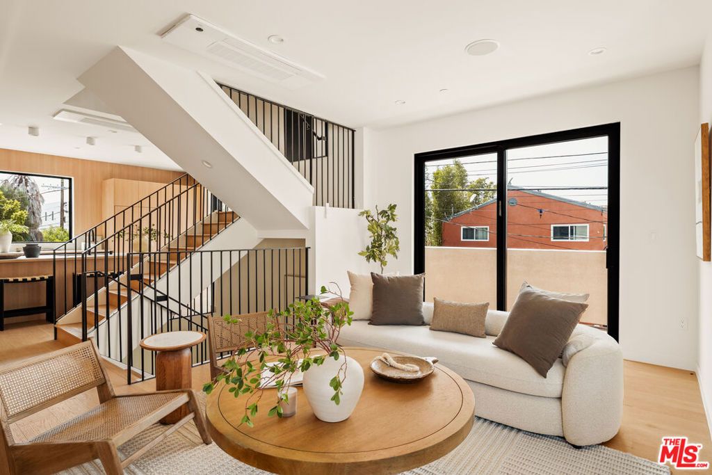 Image 8 of property listing at 1749 1/2 S Marvin Avenue, Los Angeles, CA 90019