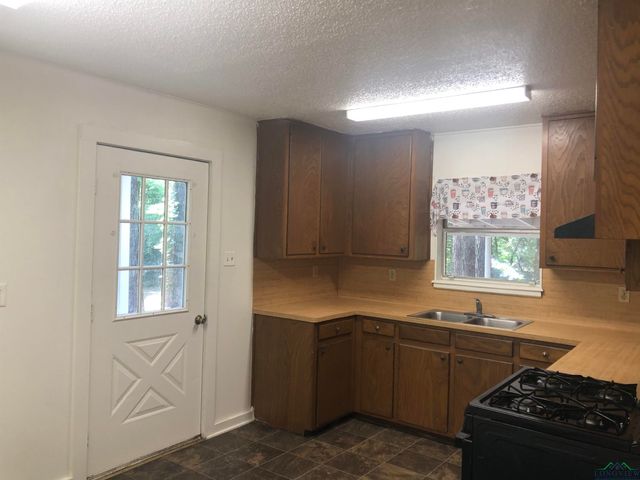 602 Premier Road, Longview, TX 75604
