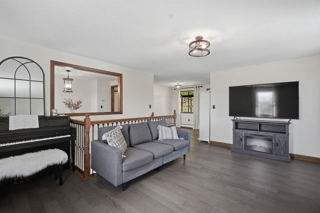 563 Pochassic Rd., Westfield, MA 01085