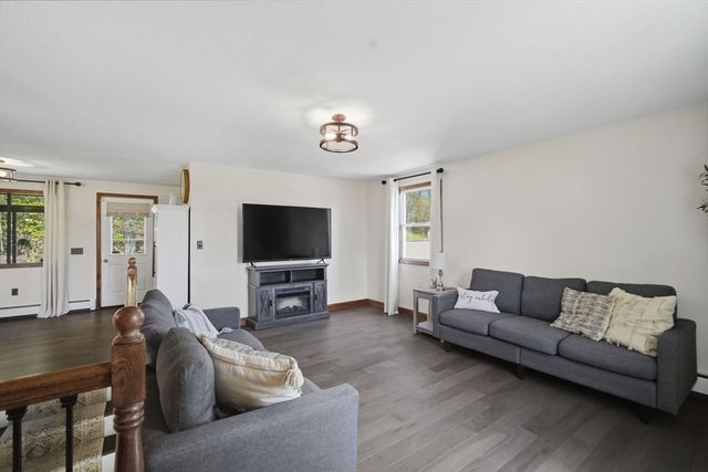 563 Pochassic Rd., Westfield, MA 01085
