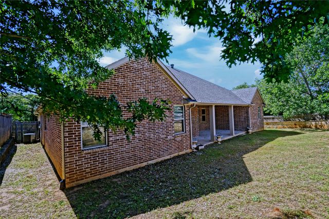 720 Madeline Court, Azle, TX 76020