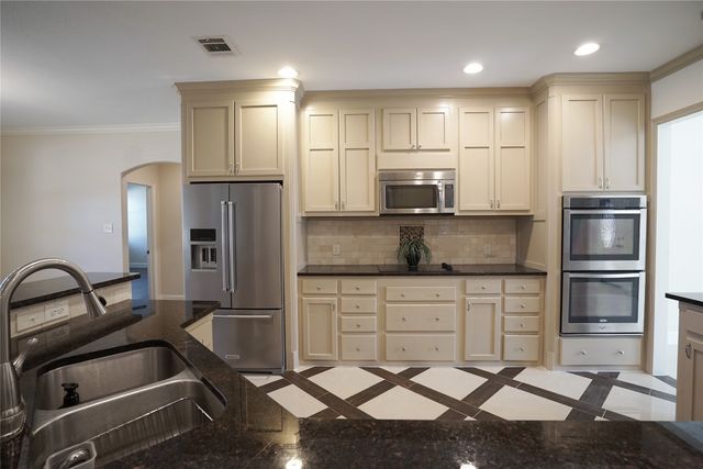720 Madeline Court, Azle, TX 76020