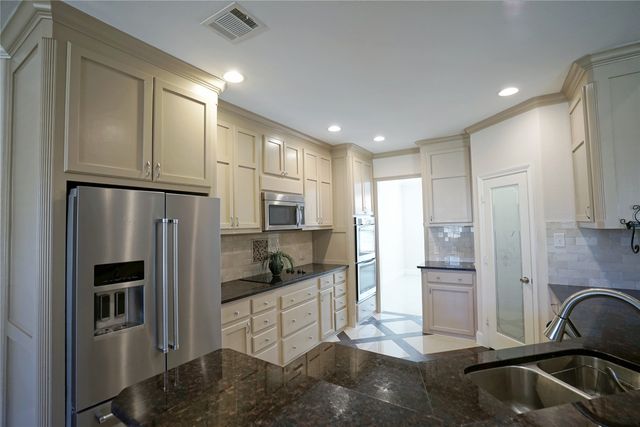 720 Madeline Court, Azle, TX 76020