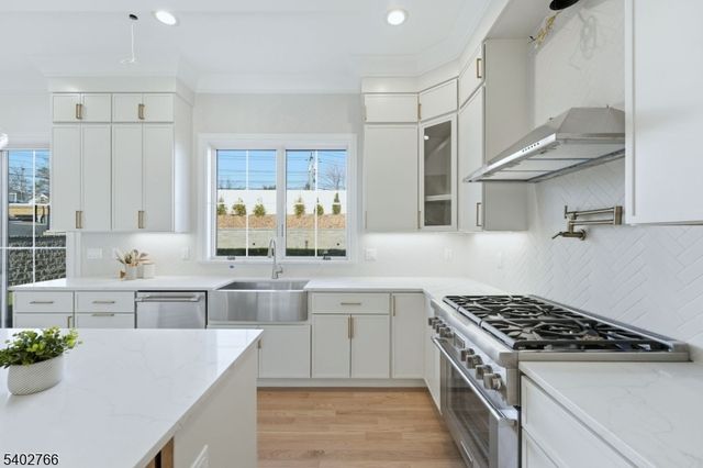 30 Grand Ter, Livingston Twp., NJ 07039