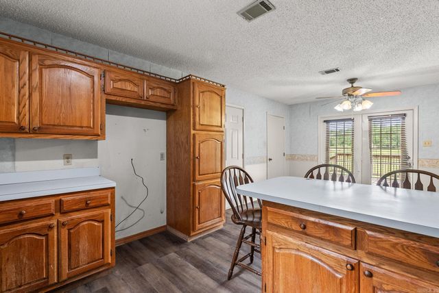 17 Oak Creek, Conway, AR 72032