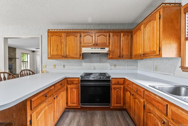 17 Oak Creek, Conway, AR 72032