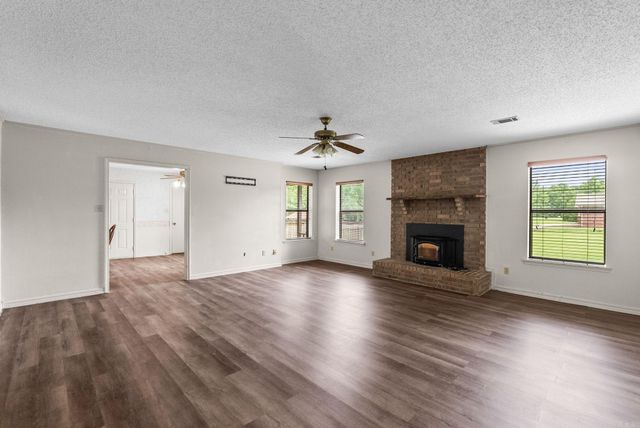 17 Oak Creek, Conway, AR 72032