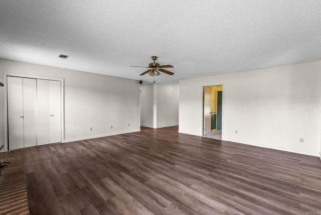 17 Oak Creek, Conway, AR 72032