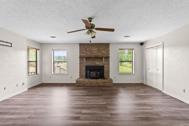 17 Oak Creek, Conway, AR 72032