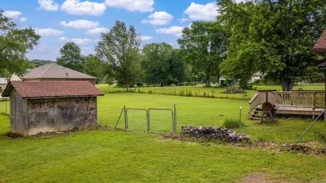 17 Oak Creek, Conway, AR 72032