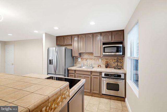 2213 LIBERATOR ST, Levittown, PA 19057