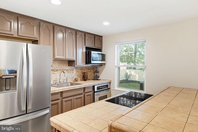2213 LIBERATOR ST, Levittown, PA 19057