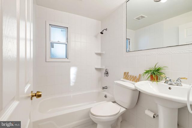2213 LIBERATOR ST, Levittown, PA 19057