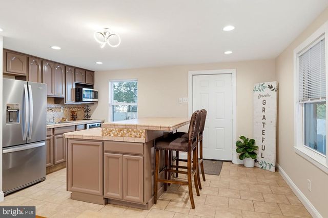 2213 LIBERATOR ST, Levittown, PA 19057