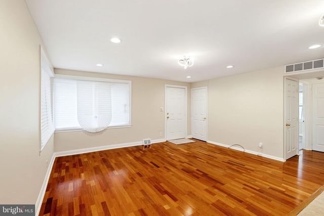 2213 LIBERATOR ST, Levittown, PA 19057