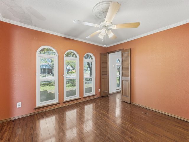 1901 Yorkstown Drive, Ennis, TX 75119