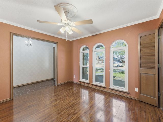 1901 Yorkstown Drive, Ennis, TX 75119