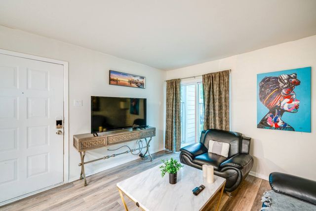 6900 Skillman Street 102, Dallas, TX 75231