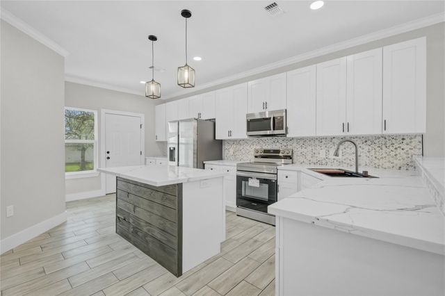 1409 N Avenue S, Freeport, TX 77541