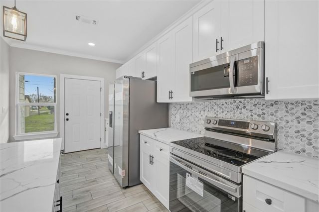 1409 N Avenue S, Freeport, TX 77541