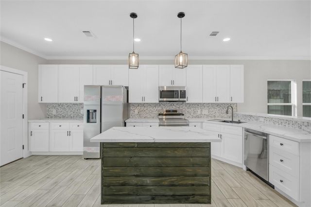 1409 N Avenue S, Freeport, TX 77541