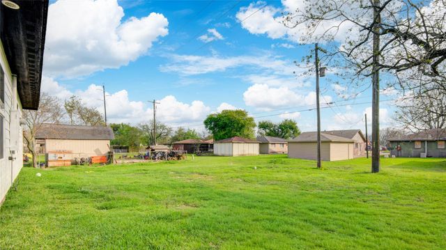 1409 N Avenue S, Freeport, TX 77541