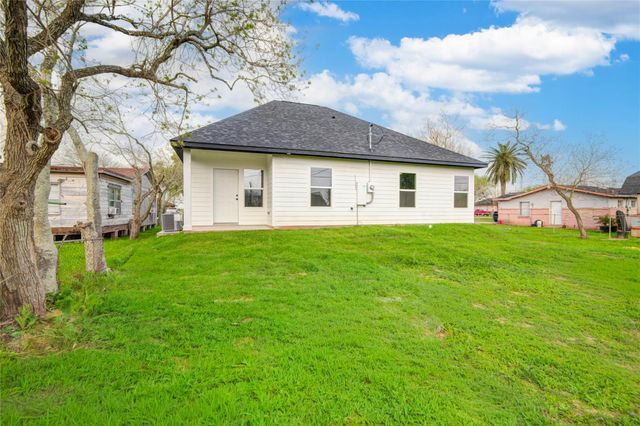 1409 N Avenue S, Freeport, TX 77541