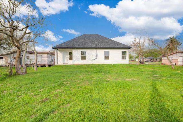 1409 N Avenue S, Freeport, TX 77541