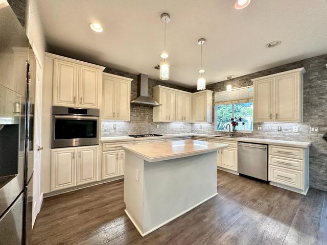 9818 Black Swan Dr, Elk Grove, CA 95624