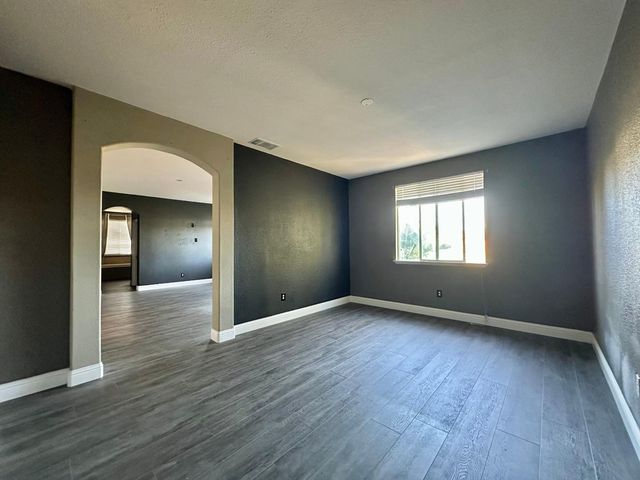 9818 Black Swan Dr, Elk Grove, CA 95624